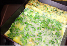 6、春韭蛤肉,锅中抹上少许油，将半熟的蛋推向有油的那一侧，锅子的另一侧也抹上少许油