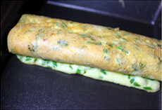 7、春韭蛤肉,再加入蛋汁，先用筷子将半熟的蛋提起，让新加入的蛋汁散布在锅中，待半熟後再将两者一起对摺起