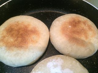 13、班尼迪克蛋 英式马芬 水波蛋 荷兰酱做法,煎好的英式马芬。