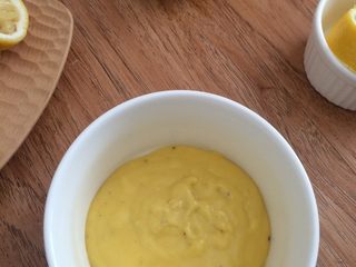 19、班尼迪克蛋 英式马芬 水波蛋 荷兰酱做法,最后加入盐和黑胡椒调味,就是hollandaise啦!!放一边待用哦~~