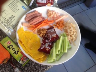 3、日本菜寿司,如图所有材料切丝