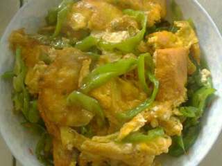 1、辣椒炒鸡蛋,装盘