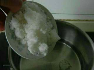 2、自制寿司姜,锅中加水和白醋煮开，放适量白糖 盐煮至糖融化关火冷凉备用。