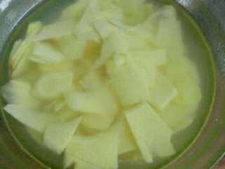 3、自制寿司姜,姜去皮切片放入冷水中浸泡半天，中间可换两次水，除掉姜的辛辣味。