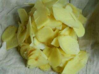 4、自制寿司姜,浸泡过的姜片放入纱布中挤出水分。