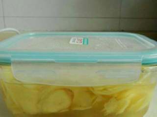 5、自制寿司姜,把生姜片放入密封盒中加入甘醋汁浸泡一夜即可食用。