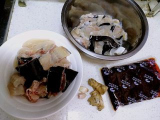 1、麻辣片片鱼,把材料准备好