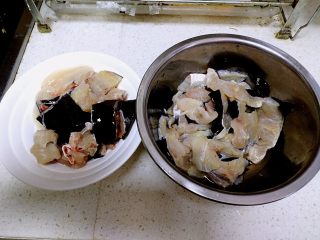 2、麻辣片片鱼,鱼是在菜场宰杀回来的，鱼必须新鲜。把鱼肉打成片状，鱼骨打成块状.