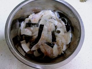 3、麻辣片片鱼,把鱼肉用清水泡出血水。泡的时间不易过长，一般5分钟上。