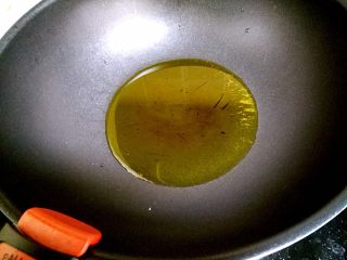 6、麻辣片片鱼,热锅冷油，把油温烧热。