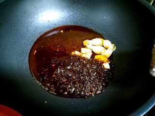 8、麻辣片片鱼,下入调味料，小火翻炒。