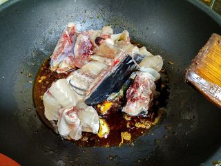 10、麻辣片片鱼,把鱼头、鱼骨下入锅中。