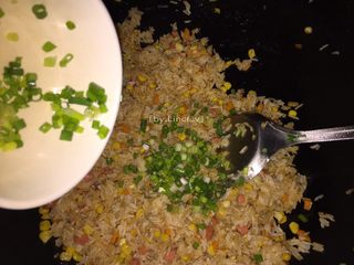 11、蛋包饭,倒入葱花翻炒均匀，美味的炒饭就完成了，接下来是做蛋皮了