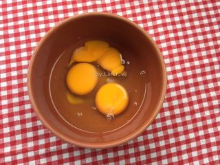 12、蛋包饭,鸡蛋打入碗中，我用的是土鸡蛋，很小，所以用了3个