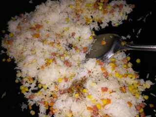 10、蛋包饭,加入生抽翻炒均匀上色，炒至饭粒偏干会更香