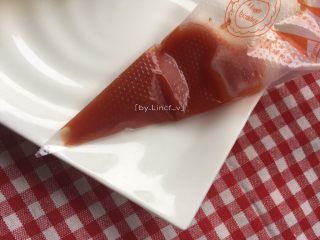 19、蛋包饭,接着用裱花袋装入适量蕃茄酱，尖端剪小口