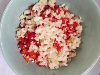 1、清汤火锅蘸水,红尖椒切碎后，将蒜剁成蒜泥，铺在辣椒碎表面