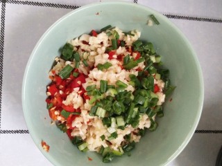 2、清汤火锅蘸水,葱切成葱花，洒在上面，放适量盐。