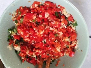 3、清汤火锅蘸水,热锅凉油，等到油热到冒烟的时候，舀一勺热油淋下，会听到滋滋的声音，用筷子搅拌一下辣椒，再舀一勺油淋下，充分让热油激发辣椒的香味。