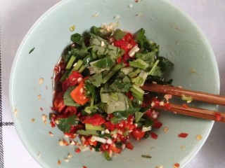 4、清汤火锅蘸水,香菜切碎加入碗中，放入2滴花椒油，2滴香油，适量酱油和食醋，蘸水就做好了(●°u°●)​&nbsp;」