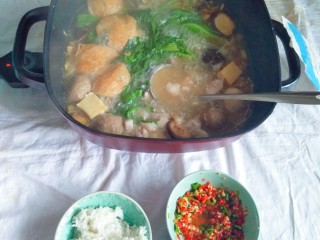 5、清汤火锅蘸水,清汤火锅味道比较清淡，加上鲜香麻辣的蘸水，冷冷的冬天吃上一口，身子立马暖和。而且超级下饭，吃完一碗再吃一碗。好了，下一次再教大家做菌菇清汤火锅。