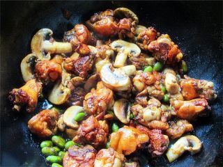 1、维尼熊便当,先做好一份小鸡炖蘑菇,烹饪方法可按照自己喜欢的方式来,秋葵要先用加少许油和盐的开水锅里焯水一下,放进变葱翠色即可捞出,不要时间太长