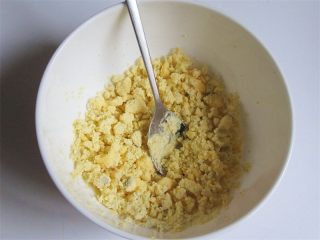 3、维尼熊便当,取两个鸡蛋煮熟后取蛋黄饼捣碎,蛋白别浪费,顺便吃掉吧,如果你不喜欢蛋黄的话,可以用栀子水煮饭,或用煮好的你嫩玉米碎拌饭,根据自己喜好的口味就