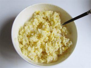 4、维尼熊便当,把适量米饭和蛋黄拌匀