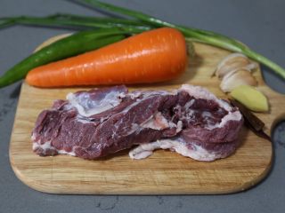 1、胡萝卜炖牛腩,材料准备好