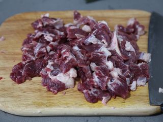 2、胡萝卜炖牛腩,牛腩逆着纹路，切成条、片或者块，大小随自己喜欢，我切的片