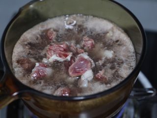 3、胡萝卜炖牛腩,冷水入锅，焯出血水后捞出