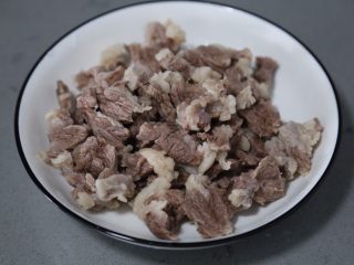 4、胡萝卜炖牛腩,冲洗掉浮沫，沥干水待用