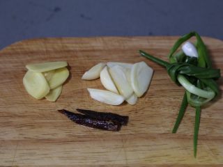 5、胡萝卜炖牛腩,姜、蒜切片，葱打结，桂皮冲洗干净