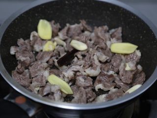 8、胡萝卜炖牛腩,炒干水分至牛腩微焦后放姜蒜、桂皮，翻炒出香味