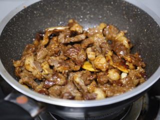 9、胡萝卜炖牛腩,加入黄豆酱、酱油和料酒，翻炒均匀