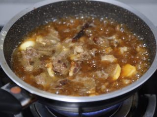 10、胡萝卜炖牛腩,加入水煮开，没过牛腩为宜