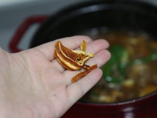 12、胡萝卜炖牛腩,再加入几片陈皮，大火烧开后转小火炖约1小时