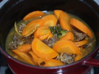 13、胡萝卜炖牛腩,1小时后加入胡萝卜继续炖约半小时
