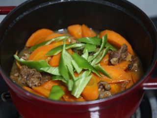 14、胡萝卜炖牛腩,待胡萝卜炖至软熟后加入青椒