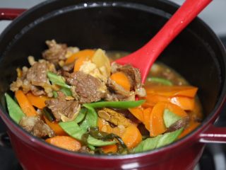 16、胡萝卜炖牛腩,开大火一边翻拌一边收汁至浓稠即可