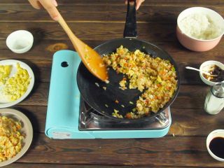 12、鸡翅包饭！颜值逆天 好吃到跳舞,接着放入鸡蛋与米饭炒香，在这个过程中加入适量酱油进行翻炒，色泽会更加诱人哦