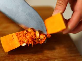 4、南瓜豆沙糯米卷,再把南瓜里面的囊去掉