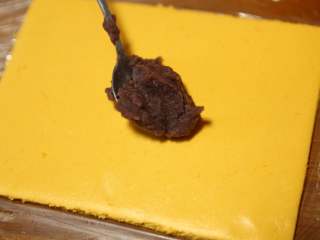 11、南瓜豆沙糯米卷,在中间均匀铺上豆沙