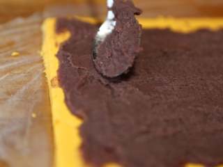 12、南瓜豆沙糯米卷,薄薄的铺上一层，边缘处留少许空白