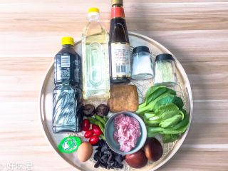 1、蒸烤鲜肉豆包,准备好原料