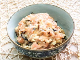 2、蒸烤鲜肉豆包,鲜马蹄、香菇（1个）切成粒，秋耳切成丝，浓汤宝用10ml的开水冲开成为鸡汤。肉馅里放入盐，鸡粉，鸡汤、生抽和切好的鲜马蹄、香菇、秋耳，葱姜水，一起搅拌（不要把肉馅打上劲），拌均后加入半个蛋清拌均匀，最后放入色拉油。