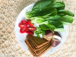 3、蒸烤鲜肉豆包,油菜、樱桃番茄、一开为二，香菇（1个）一开为六，毛豆煮熟过凉水剥出豆子，日式寿司豆皮用清水冲洗后对角一开二。