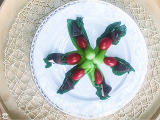 6、蒸烤鲜肉豆包,香菇，油菜、樱桃番茄（不要焯过）油盐水焯熟，码放在盘子内。