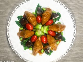 7、蒸烤鲜肉豆包,锅内放入4ml的色拉油，放入13ml鲍鱼汁加入30ml的清水，开锅后调味，小火熬制勾薄芡，打入3ml明油，将蒸烤好的豆皮包放在油菜的旁边，淋上熬制好的鲍鱼汁