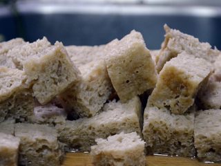 3、四喜烤麸,烤麸切成小块